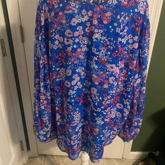 Beautiful Blouse - Picture 4 of 5